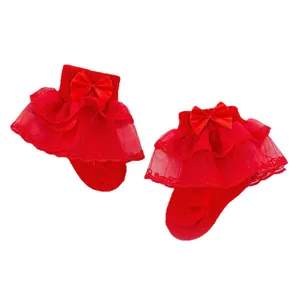 Adorable chaussettes rouges bébé fille avec volants en dentelle et nœud satin