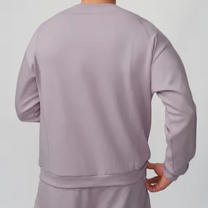 Vue arrière d'un sweat-shirt de sport léger pour hommes à col rond violet lavande