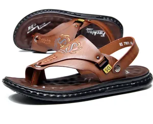 Gedetailleerd overzicht van bruine herensandalen met zachte latex zool en 5G-gesp.