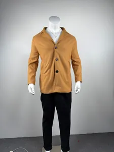 Studio-opname van een halflange wollen herenjas in de kleur camel op een witte mannequin