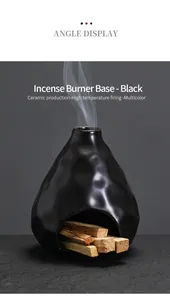 Primer plano de la base del quemador de incienso de cerámica negra con madera de palo santo