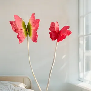 Vue détaillée de papillons en papier faits main pour décoration de vitrine haut de gamme