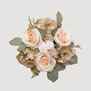 Primer plano detallado del anillo de vela con rosas y hortensias artificiales champán