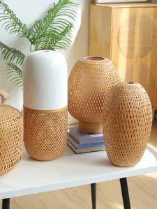 Handgemaakte bamboe lampenkapjes in diverse vormen voor zen-stijl interieurdecoratie