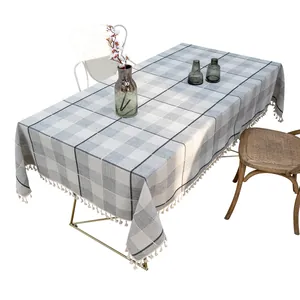 Elegante grau-weiß karierte Tischdecke aus Leinen mit stilvollen Quastenkanten für Esstische