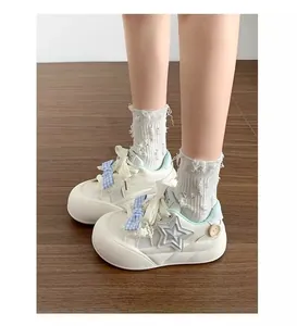 Zapatillas con plataforma blancas para niña con detalle de estrella y lazos de cuadros
