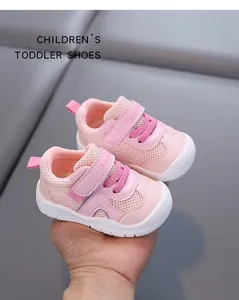 Dettaglio scarpe primi passi in mesh rosa con suole morbide