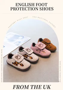Detalle de zapatillas infantiles con estampado de leopardo en cuatro variantes de color