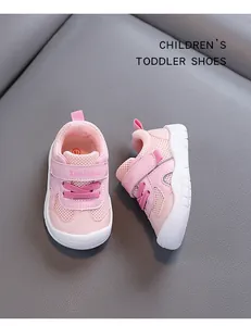 Dettaglio ravvicinato di scarpe da camminata per neonati in rete rosa con cinturini in velcro