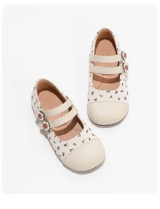Vista detallada de zapatos Mary Jane florales crema para niñas con botones de flores