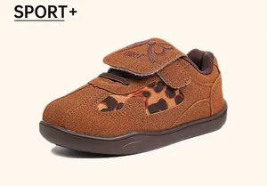 Vista lateral de zapatillas deportivas marrones para niños con estampado de leopardo
