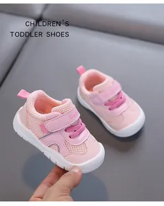 Dettaglio scarpe da camminata per bambini rosa traspiranti con suola morbida antiscivolo.