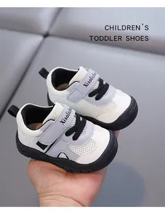 Vista dettagliata di scarpe da camminata per bambini in mesh con suola antiscivolo morbida