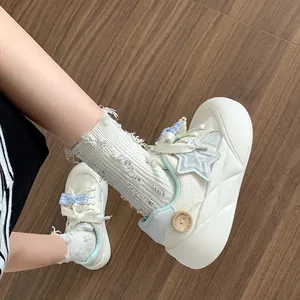 Zapatillas de plataforma modernas para niñas con detalles de estrellas y lazos de cuadros
