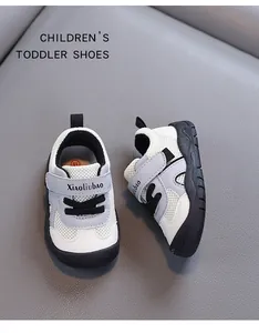 Vista dettagliata di scarpe da camminata per bambini in mesh con suole morbide
