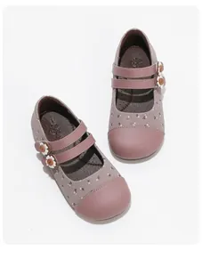 Vista detallada de los zapatos Mary Jane florales para niñas con detalles de margaritas