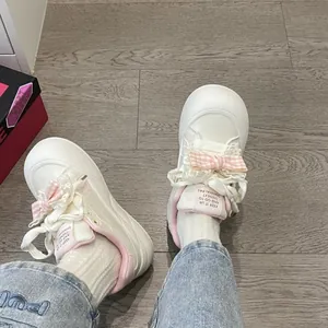 Elegantes zapatillas blancas con plataforma para niña con lazos de encaje y rosa