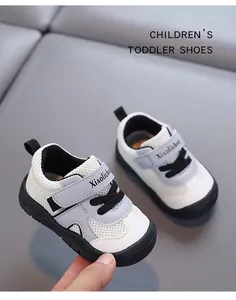 Primo piano di scarpe primi passi traspiranti con suola morbida antiscivolo per bambini
