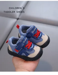 Vista dettagliata di scarpe primi passi traspiranti per neonati con suole morbide