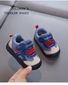 Dettaglio di scarpe da passeggio blu traspiranti per neonati con lacci rossi e suola morbida