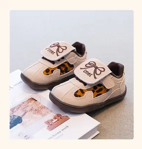 Vista detallada de las zapatillas de leopardo para niños con cierres de velcro