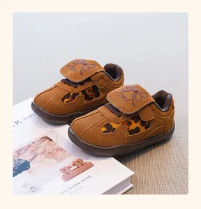 Detalle de primer plano de zapatillas marrones para niños con estampado de leopardo