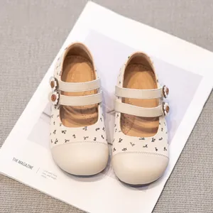 Elegantes zapatos de cuero con flores para niñas, suelas blandas y hebillas decorativas.