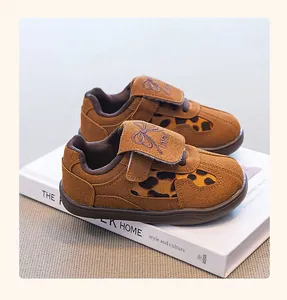 Detalle de zapatillas infantiles marrones con detalles de estampado de leopardo.