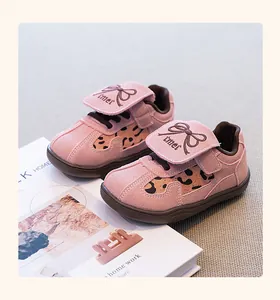 Zapatillas rosas para niños con detalles de leopardo y solapa decorativa con lazo
