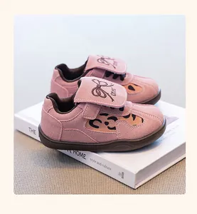 Primer plano de zapatillas rosas para niños con estampado de leopardo y lazo