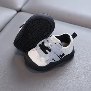 Morbide scarpe da camminata per neonati traspiranti con suole in gomma antiscivolo.