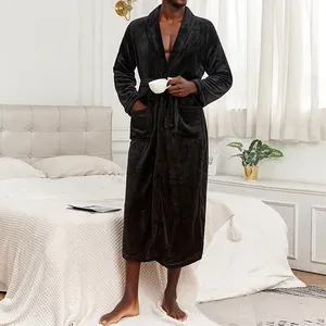 Peignoir long en flanelle noire pour homme avec col châle dans une chambre chaleureuse