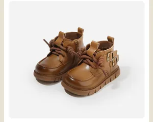Vue détaillée de bottines Martin classiques marron pour enfants avec boucles décoratives