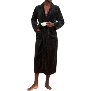 Long peignoir en flanelle noire douce avec un col châle et un détail de ceinture nouée.