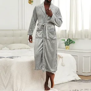 Peignoir en flanelle grise pour homme avec col à revers et ceinture dans une chambre.
