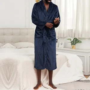 Vue rapprochée d'un peignoir en flanelle bleu marine avec peluche douce et col châle