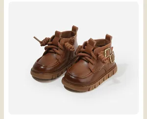 Vue détaillée de bottes Martin marron pour enfants avec lacets en corde et boucles métal.