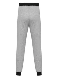 Gedetailleerd achteraanzicht van een grijze joggingbroek voor heren met zwarte elastische taille