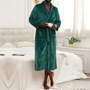 Peignoir de luxe en flanelle vert émeraude avec col châle et poches pour hommes.
