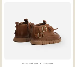 Vue détaillée des bottes en cuir marron pour enfants avec boucle et zip