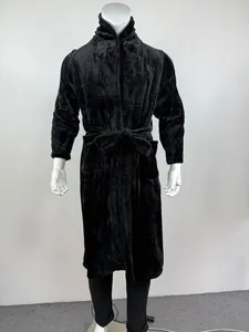 Détail de face d'un peignoir en flanelle noire épaisse sur un mannequin masculin