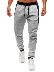 Gedetailleerd overzicht van grijze heren sport joggingbroeken met zwarte zijpanelen