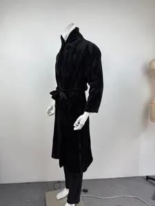 Vue en pied d'un peignoir en flanelle noire sur un mannequin pour les détails