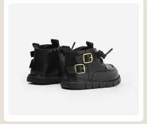 Vue arrière de bottines Martin noires pour enfants avec boucles doubles et fermeture éclair