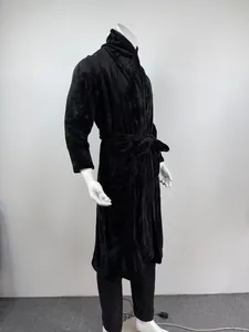 Vue latérale d'un peignoir long en flanelle noire sur un mannequin masculin de profil