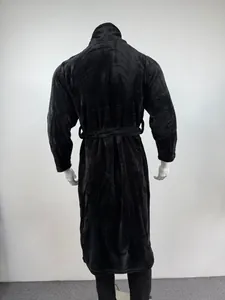 Vue arrière d'un long peignoir en flanelle noire avec ceinture sur un mannequin de vitrine