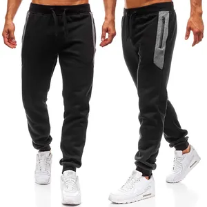 Detailweergave van zwarte heren joggingbroek met grijze zijpanelen en een handige ritszak