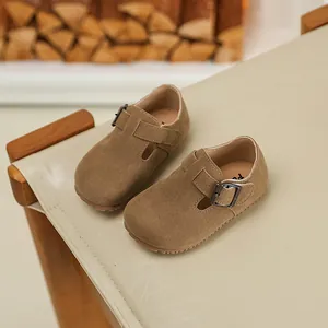 Brown suede children's casual buckle shoes for spring and autumn.