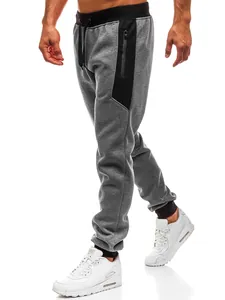 Detailweergave van grijze heren joggingbroek met zwarte zijpanelen en ritszakken
