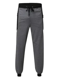 Gedetailleerd overzicht van een grijze joggingbroek voor heren met zwart trekkoord